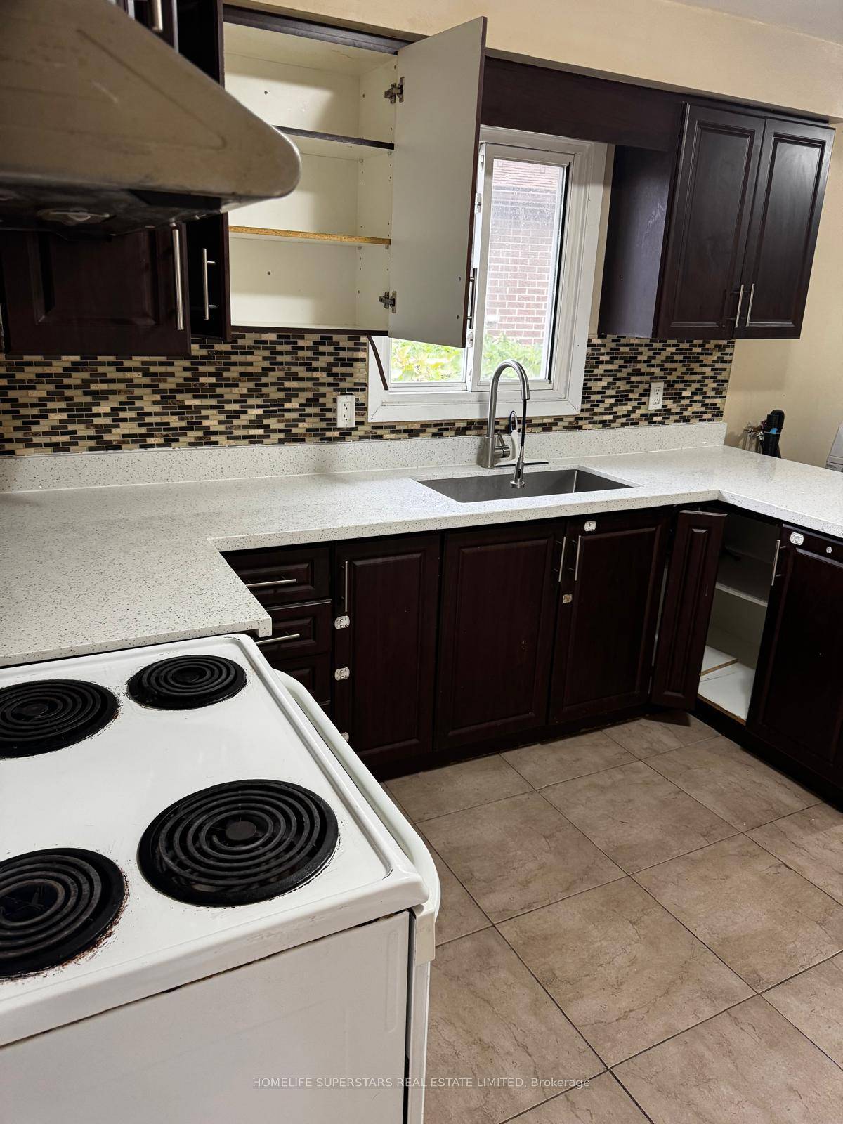 Beautifully Renovated 3 Bedroom Upper Level Home for Lease in Brampton !