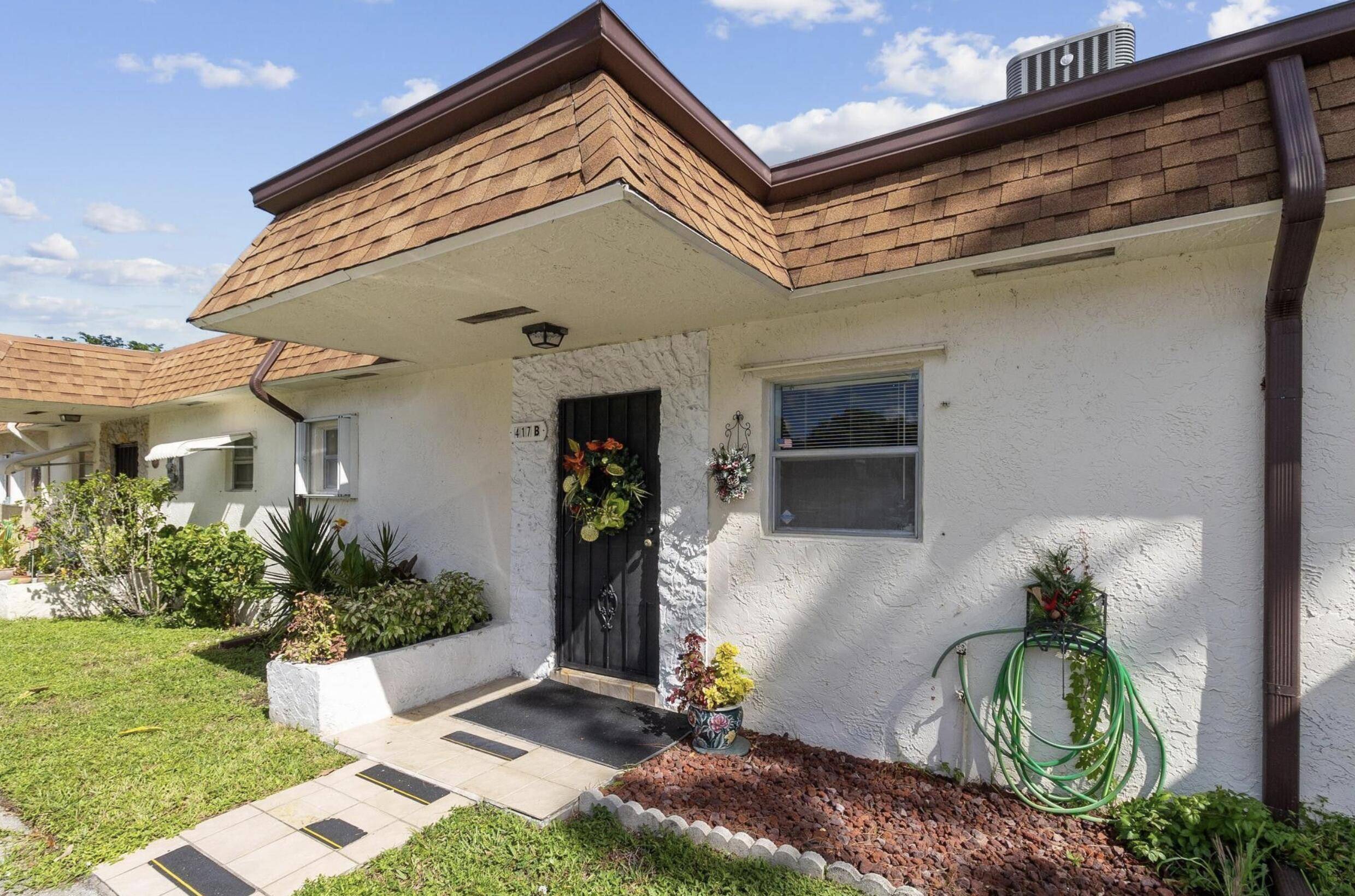 Come and enjoy this Move in ready fully Furnished very spacious One story 1BR enclosed Florida Room 1.