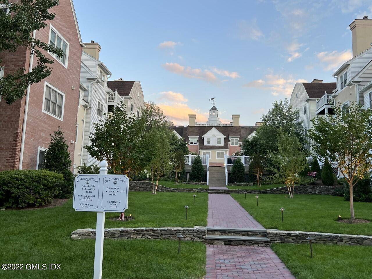 One Floor living at the Old Greenwich Gables, a community of townhouses in central Old Greenwich no steps, only 3 minutes to the train station, 5 minutes into town and ...
