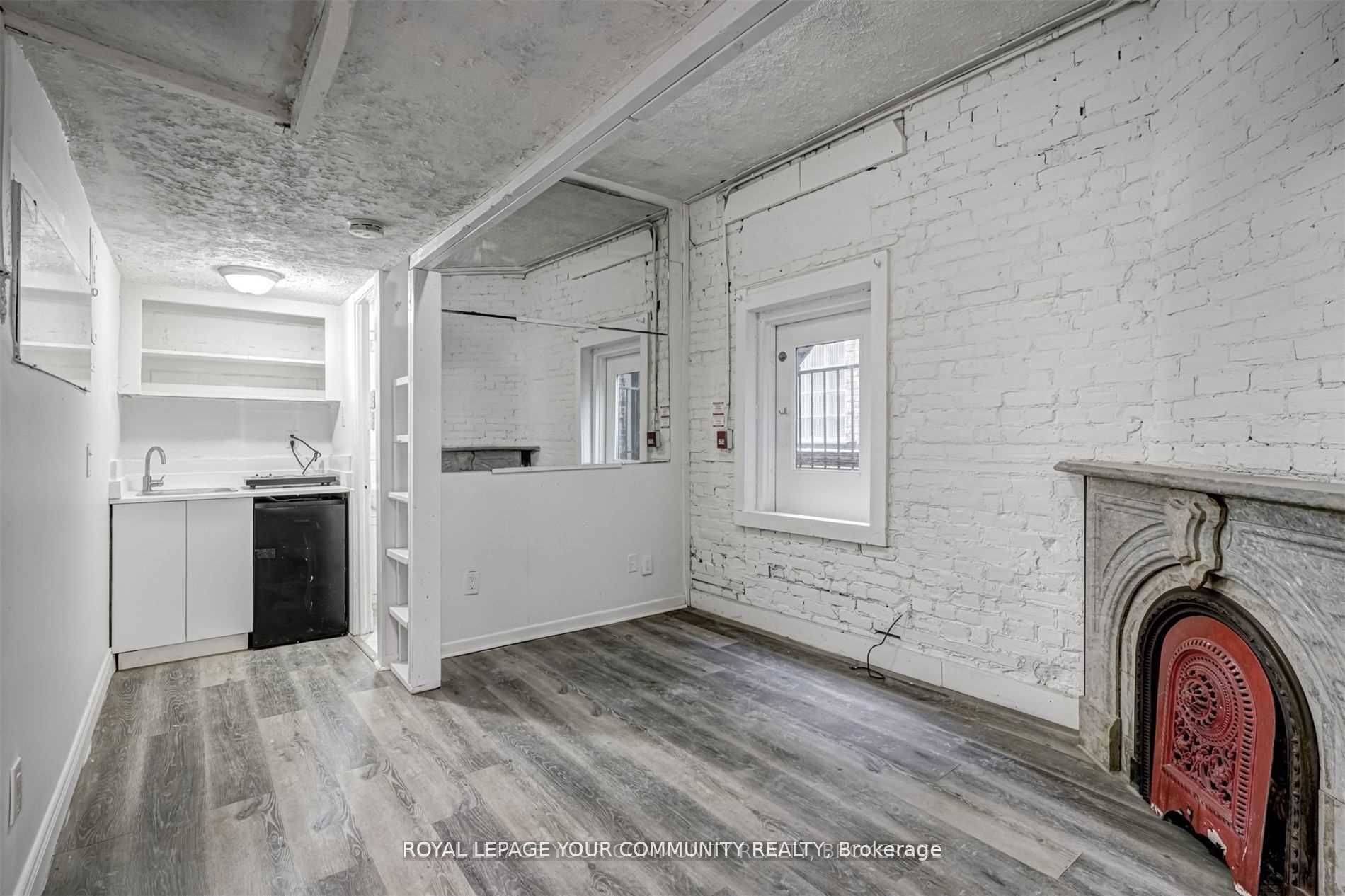 Loft Style Bachelor Suite In The Heart Of Downtown !