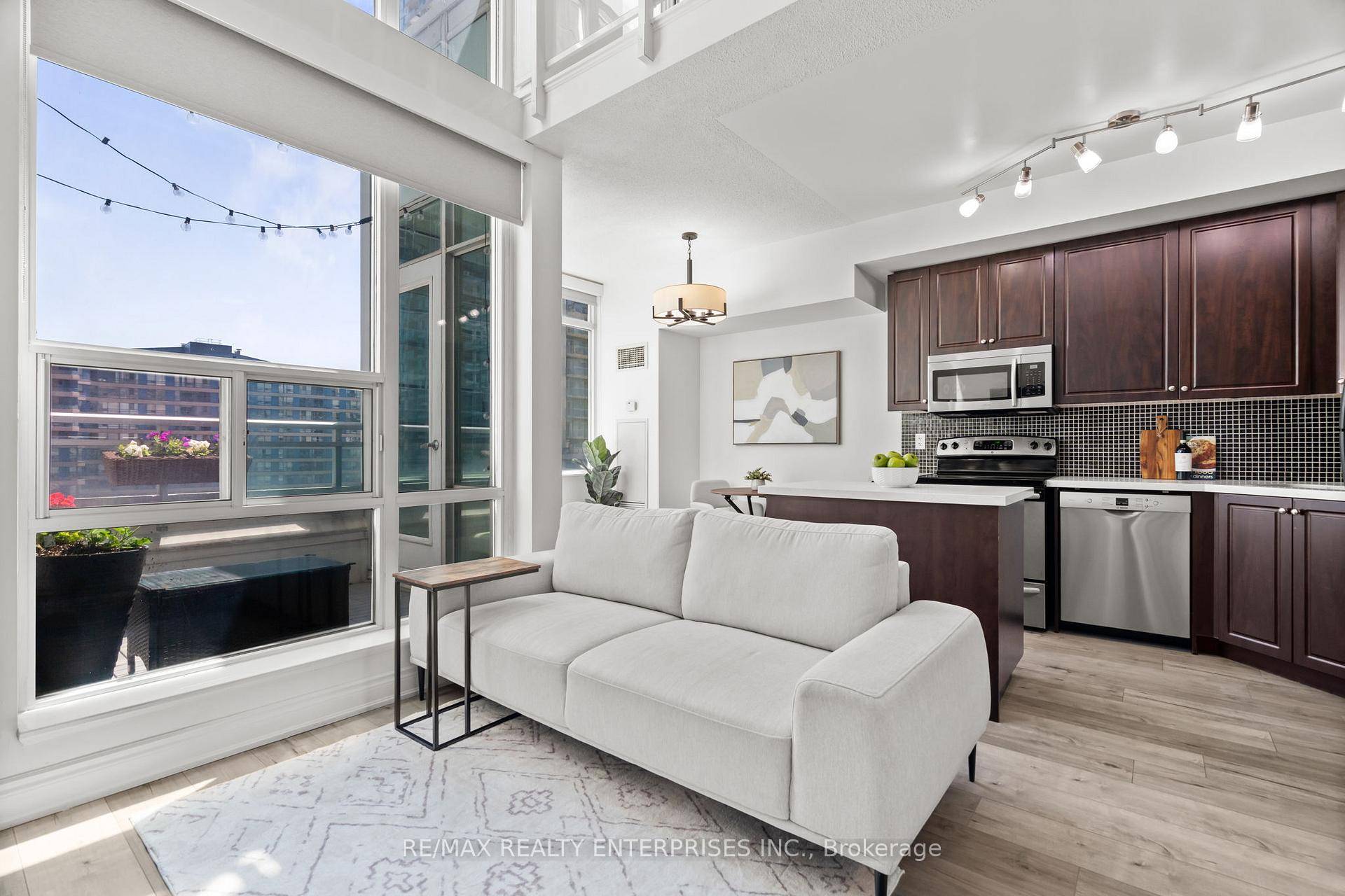 Stylish, Functional amp ; Spacious 2 Storey Loft in the Heart of City Centre !