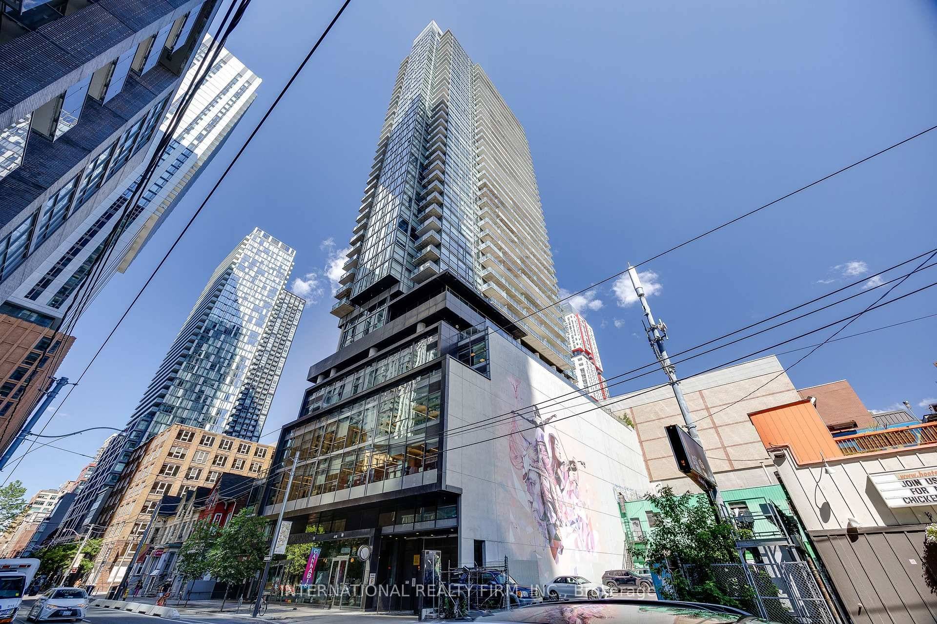 Fully Furnished Executive Suite Style Condo In the Heart Of Downtown.