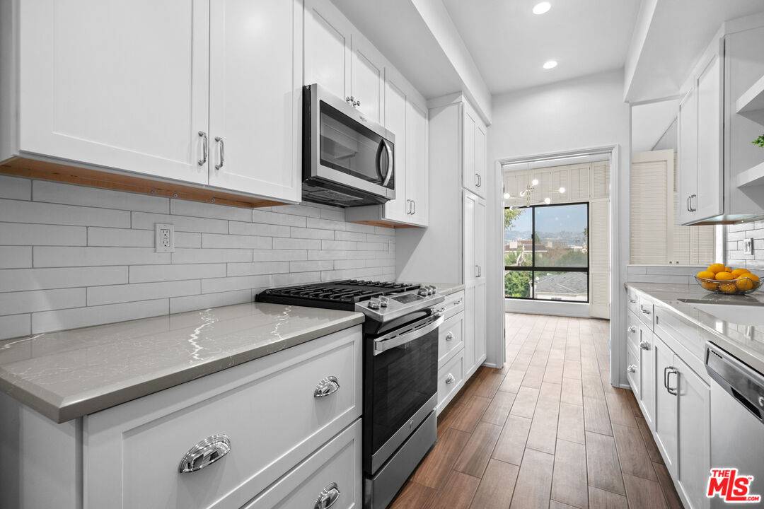 1167   Roxbury Dr 2BR Beverlywood La