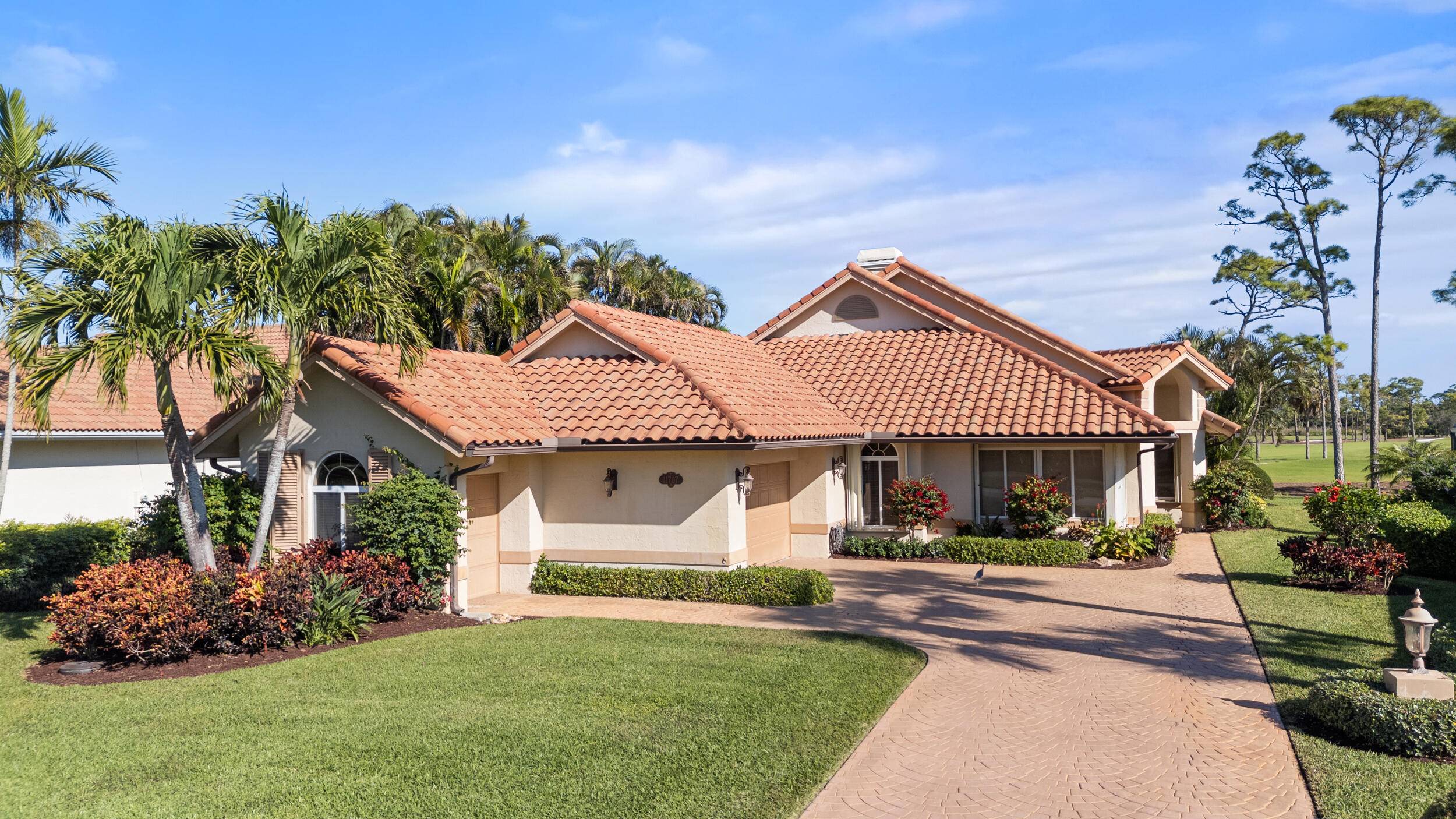 Welcome to the quiet, gated community of Hobe Sound Golf Club.
