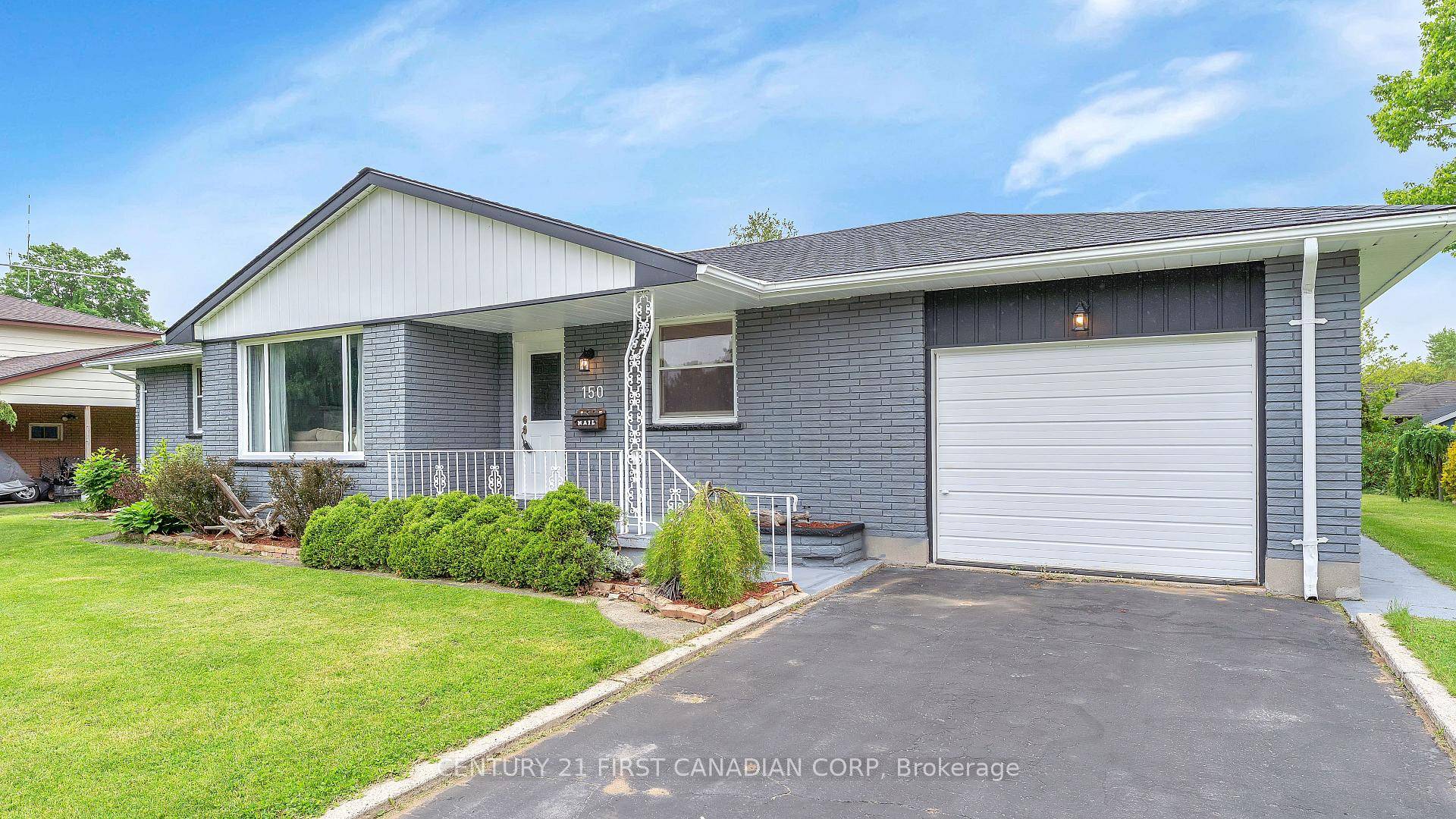 This fun and functional bungalow packs a punch when it comes to space, comfort, and lifestyle !