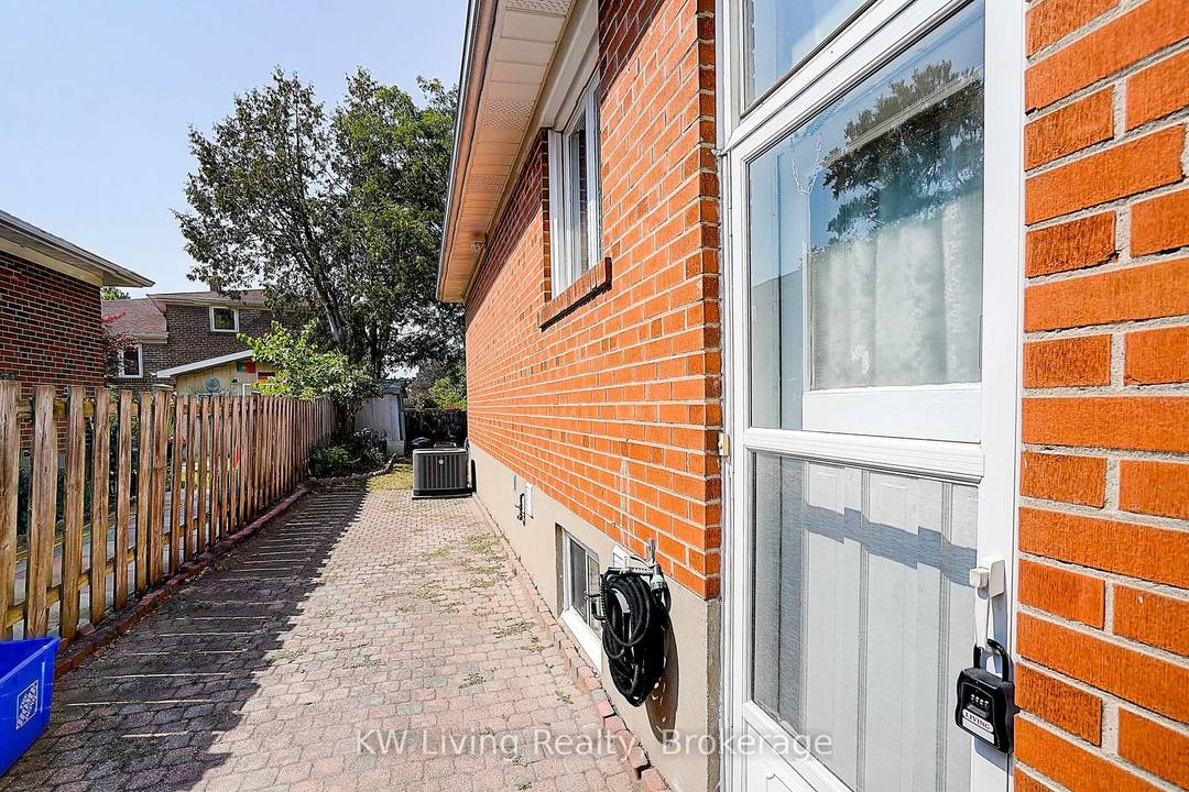Cozy Two Bedrooms Basement Dwelling With Separate Entrances In Friendly Neighborhood Fen side Park Community, Excellent Location Just Minute Access To Highway, Parks, Walking Trails, School, Shopping And Others Amenities.