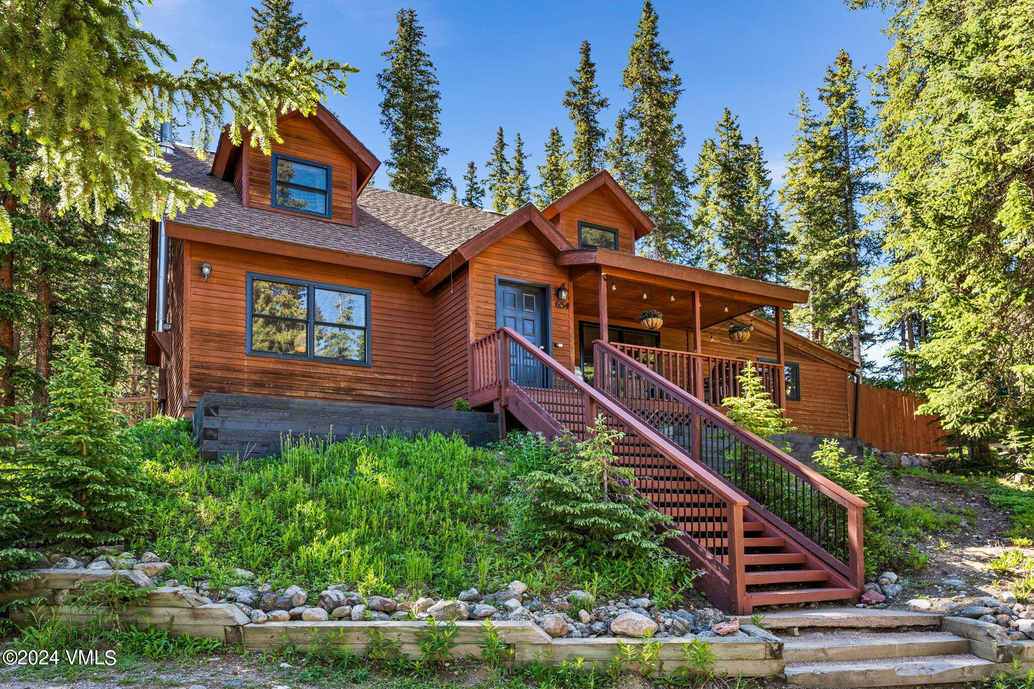 This charming 3 bedroom 2 bath single family home is on 0.