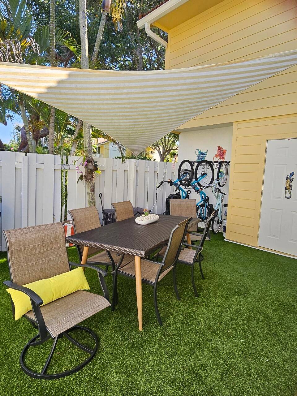 This spacious and beautifully furnished Townhome offers 2 bedrooms and 2.