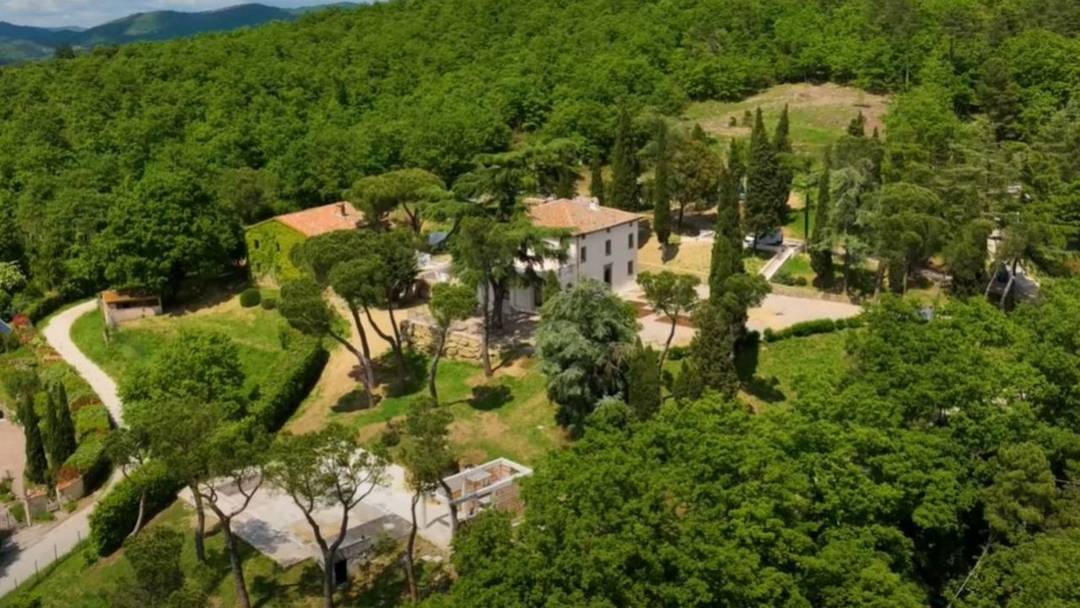 Magnificent 875 m² property in Lisciano Niccone, two buildings, park, pool, and panoramic views of Lake Trasimeno.
