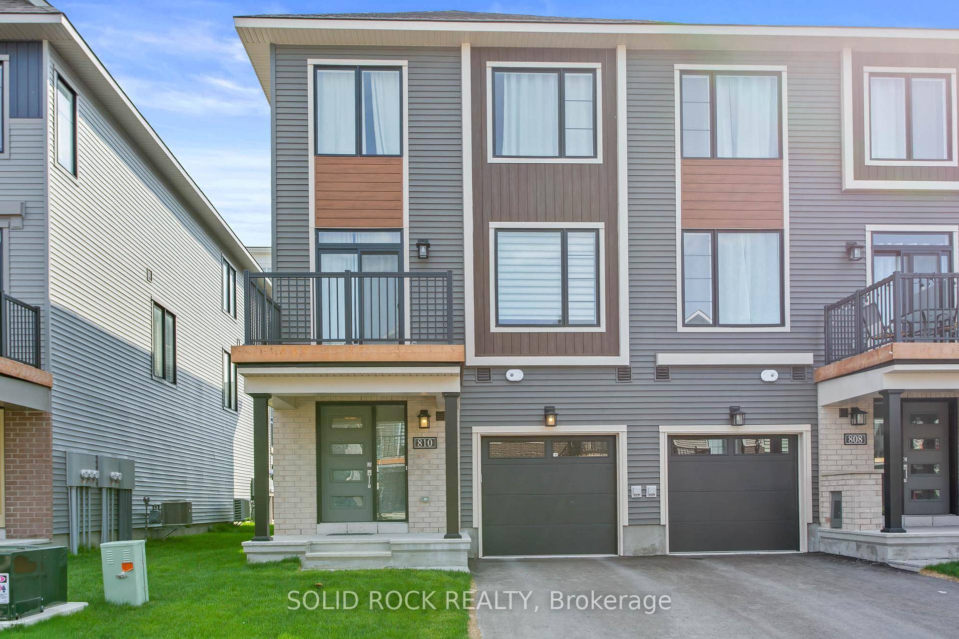 Welcome home to 810 Glissade Grove this Minto Dawson end unit townhome is located conveniently in Orleans' Avalon community.