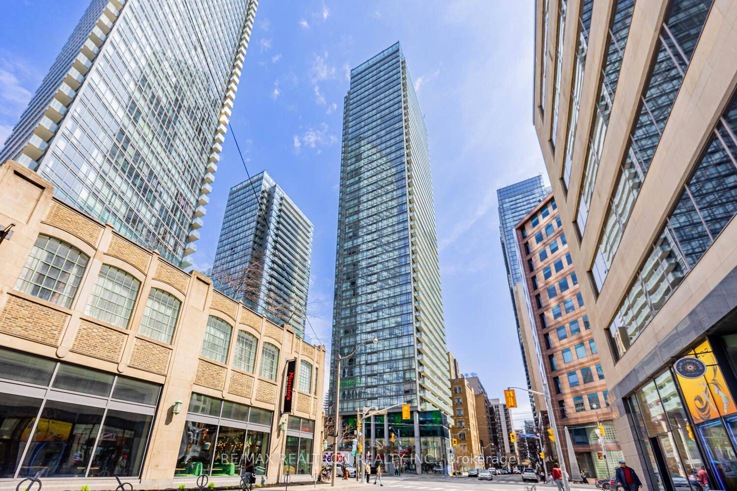 This well designed 2 bedroom plus den, 2 bath suite in the heart of Torontos Bay Street Corridor offers approximately 857 sq ft of bright, functional living space, and it ...