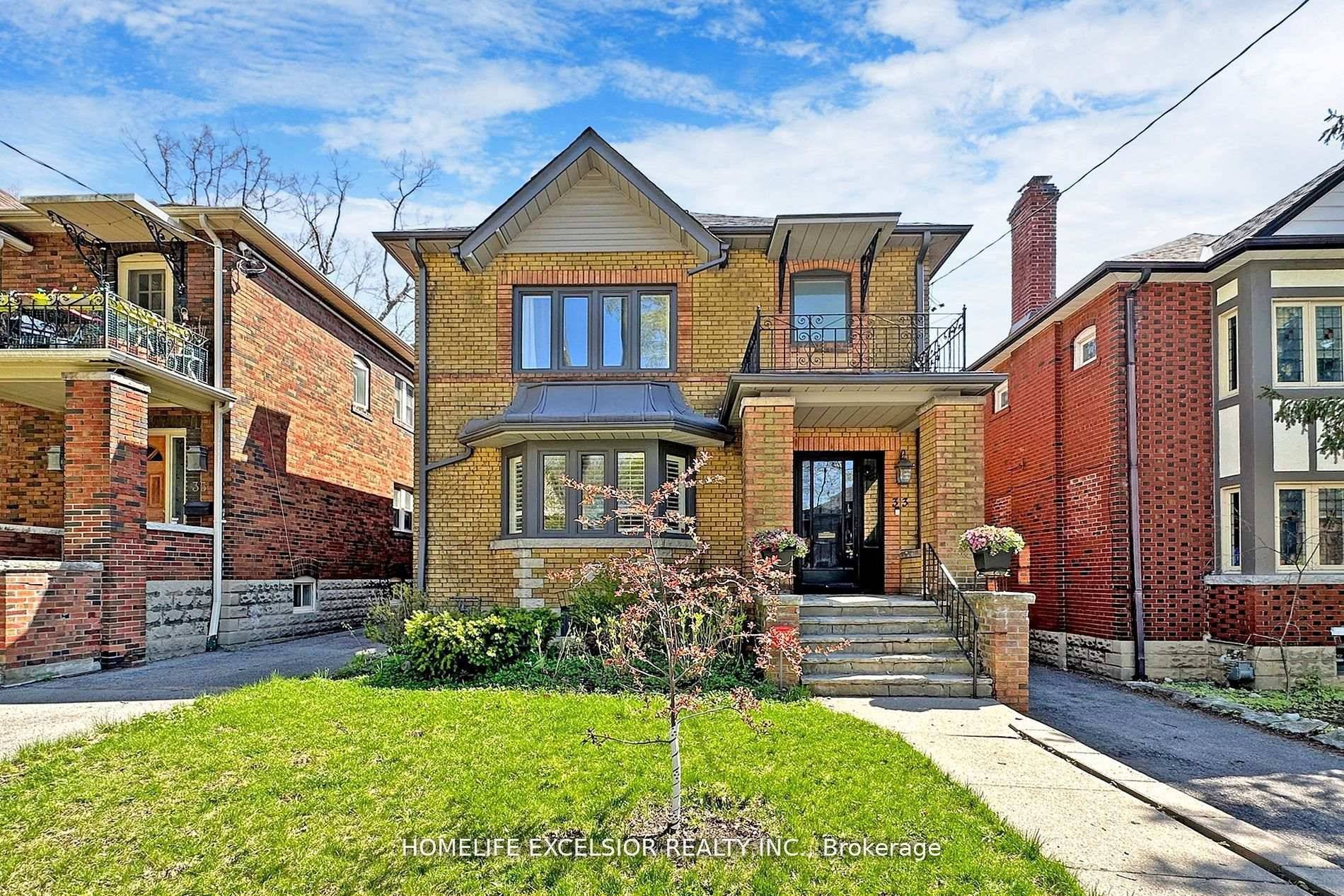 Renovated 2500 Sq Ft Detached 4 2 Bed, 4 Bath Home Situated In Sought After Chaplin Estates, Spacious Open Concept, Main Flr.