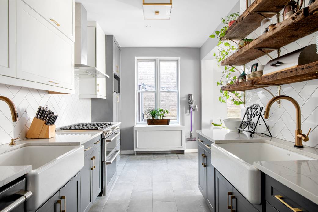 With southern exposures throughout, great scale and ample outdoor space, this expansive three bedroom, two bathroom condominium with deeded parking is a rare find in an emerging Brooklyn location.