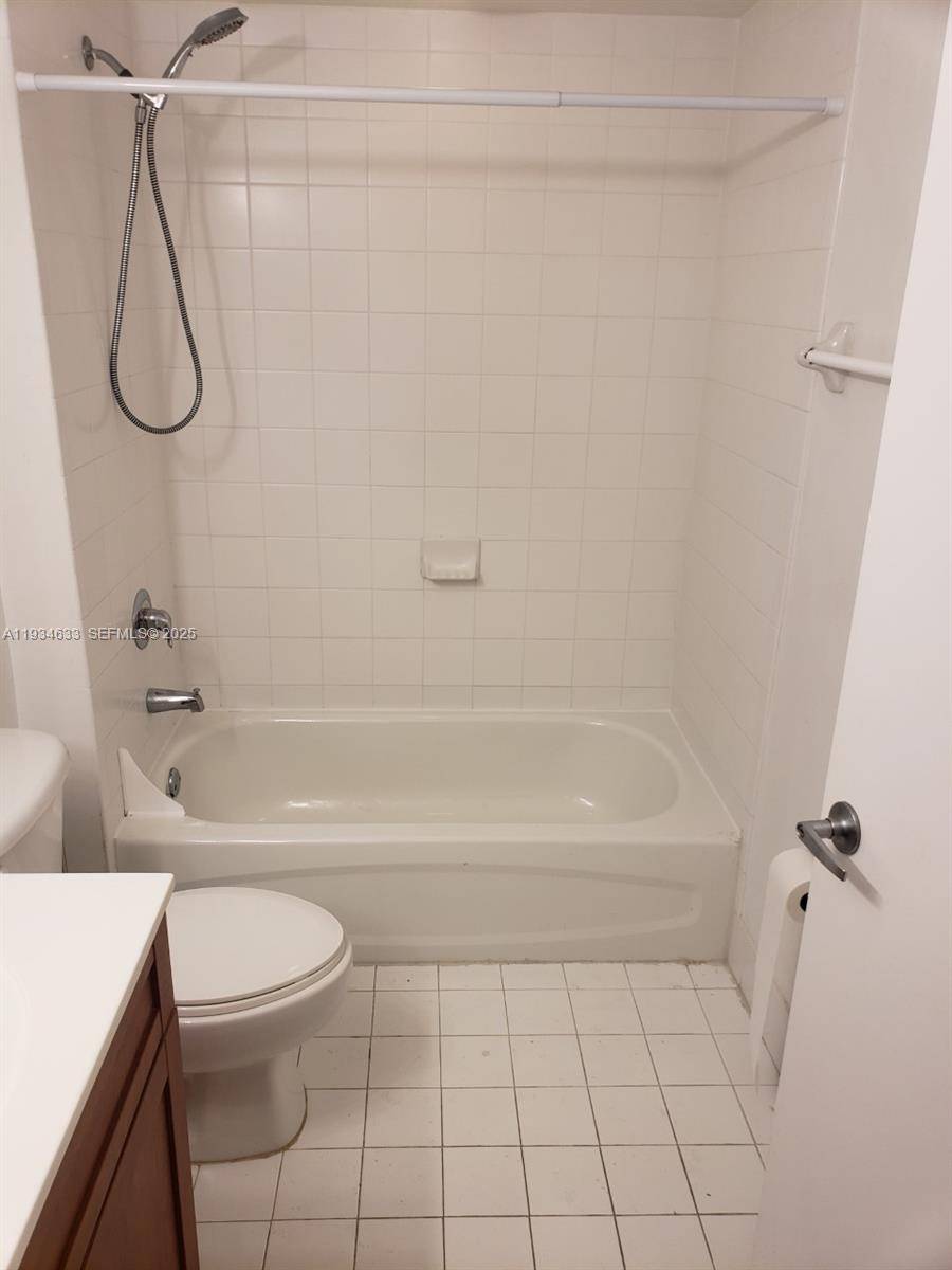 Amazing 2 2 with excellent view FOR SALE CORNER UNIT with huge balcony and excellent view, laminate wood floor, SS appliances, walk in closet, huge Terrazo, corner unit, Boutique 14 ...