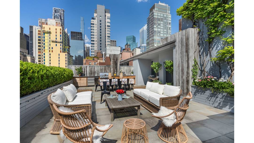 Expansive Private Outdoor Terrace in the HEART of Manhattan !