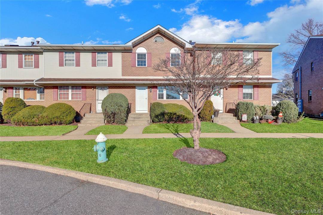 Move right into this renovated townhouse with a full basement in Valley Stream.