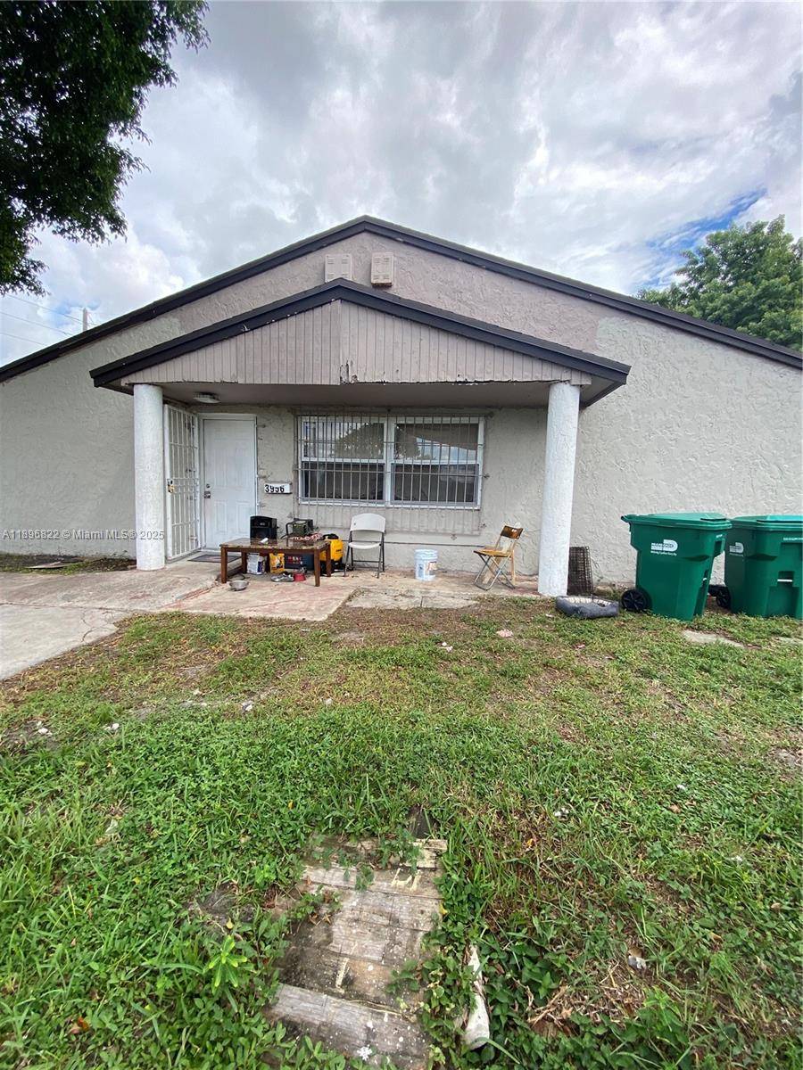 Great opportunity to own a 4 bed, 2 bath townhome in a central Miami Gardens location !