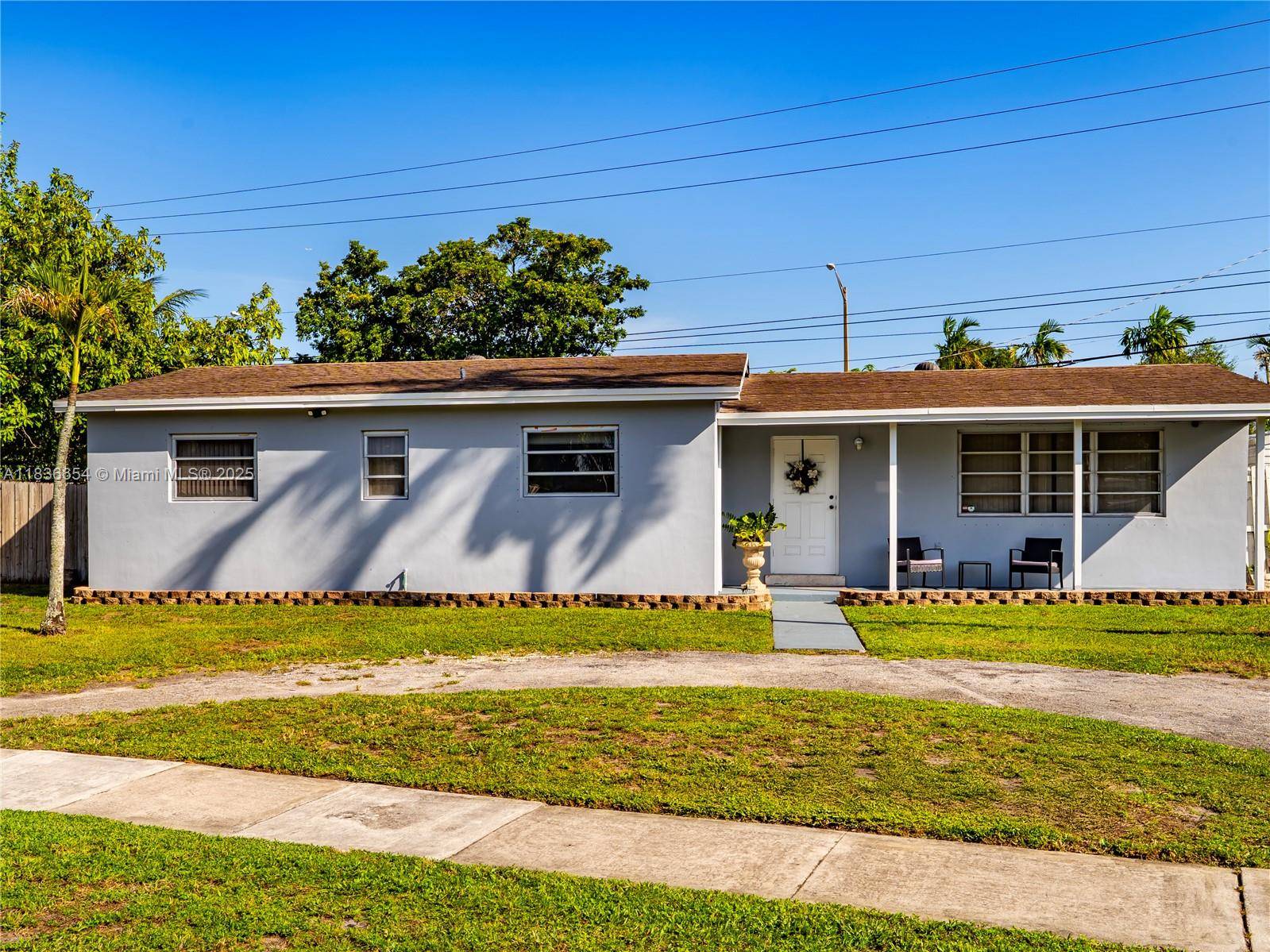 Discover this wonderful property right in the heart of Hollywood.