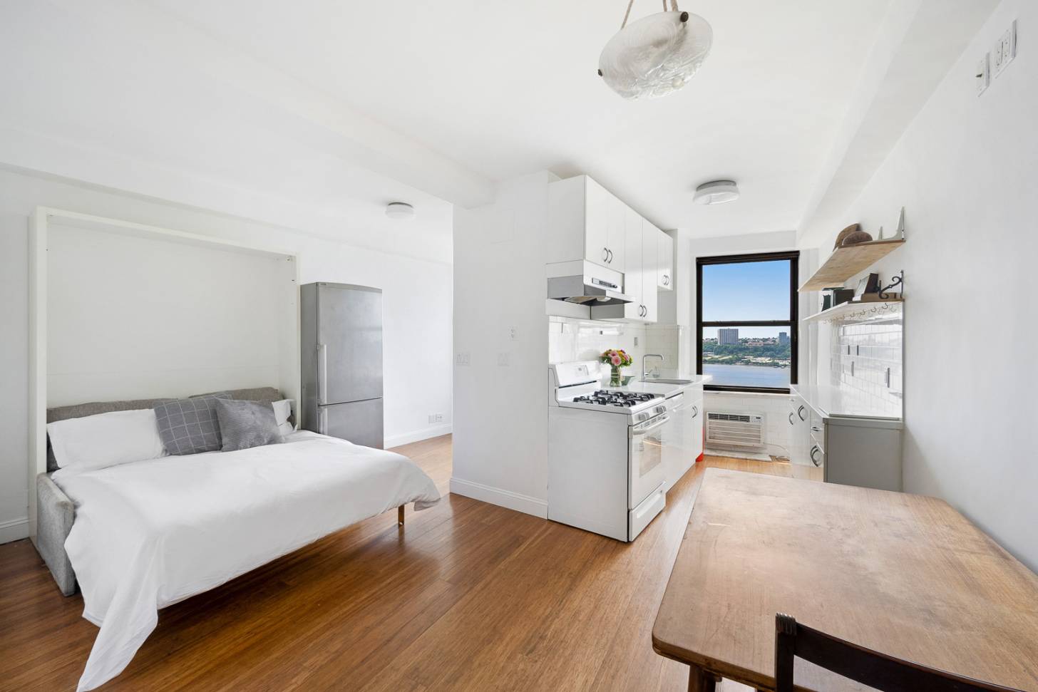 This high floor studio features breathtaking park and Hudson River views, ideally located with Riverside Park at your doorstep.