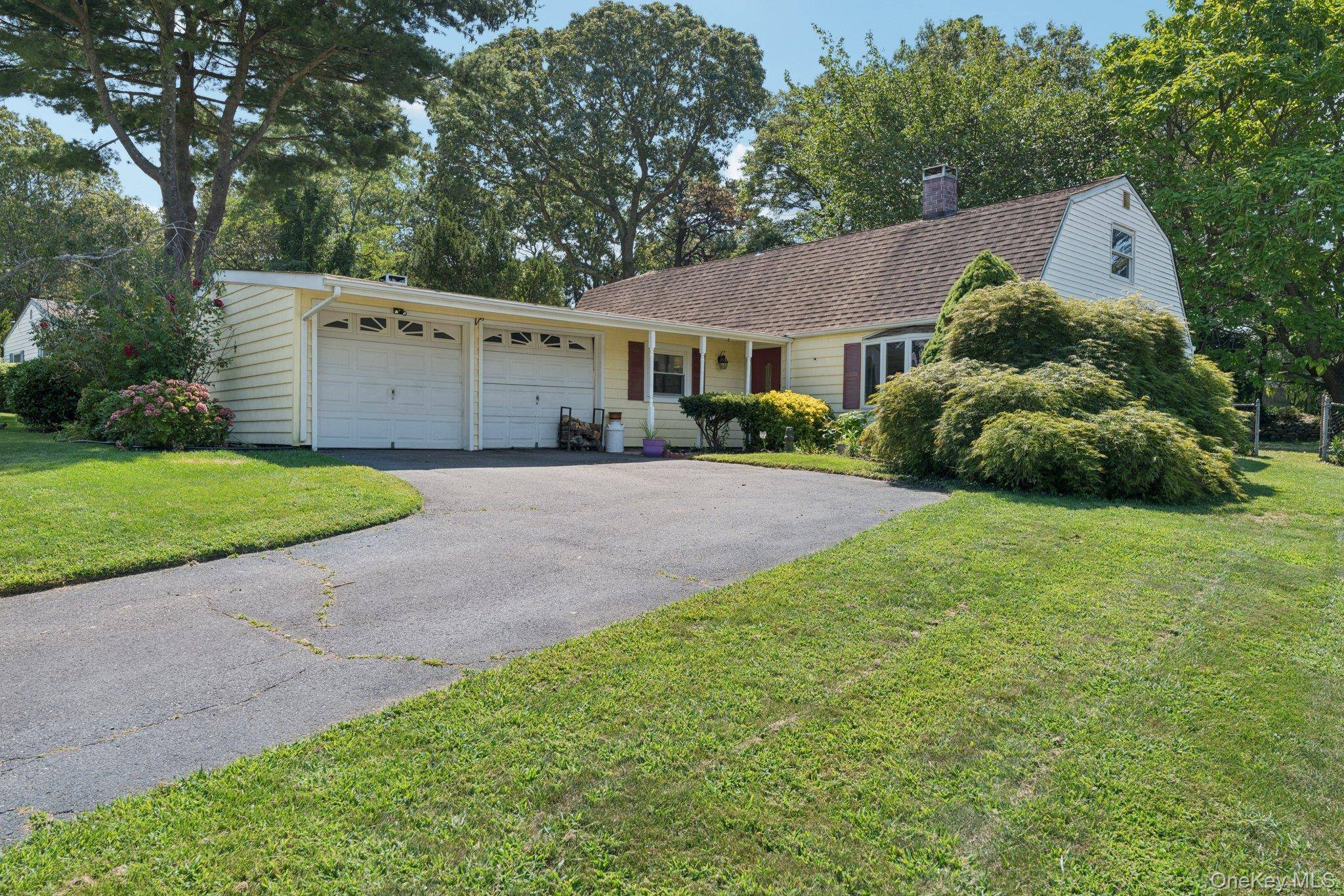 Charming 5 bedroom, 2 bath home in desirable College Hills neighborhood, Sachem School District.