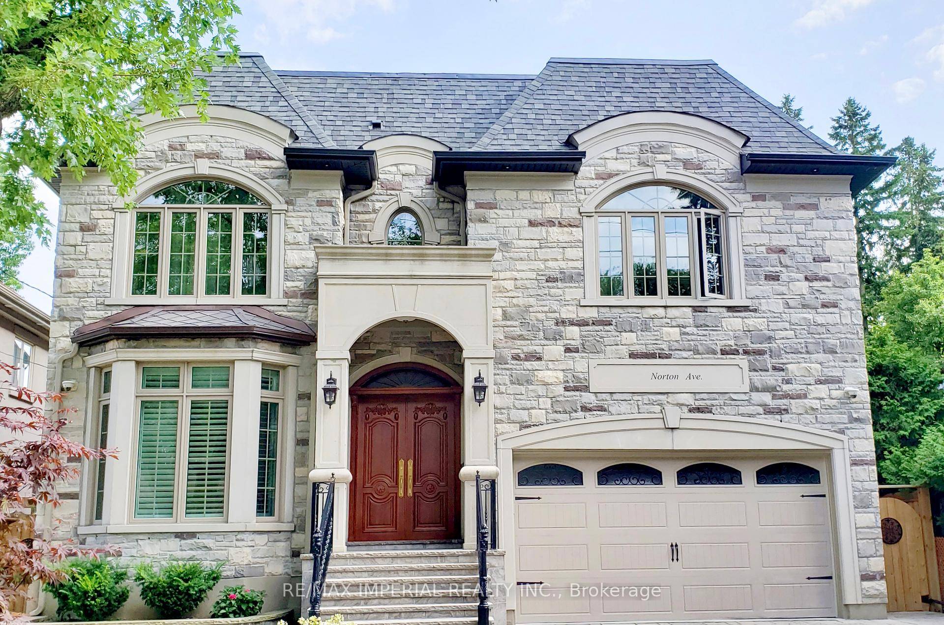 Bright amp ; Gorgeous Custom Built home !