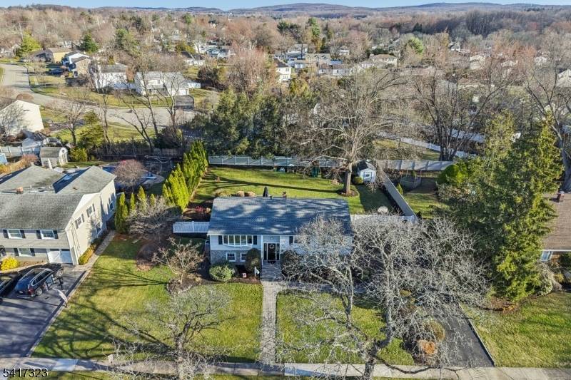 Set on a beautiful and expansive level property, this home offers an impressive open floor plan and is located in a highly desirable neighborhood ?