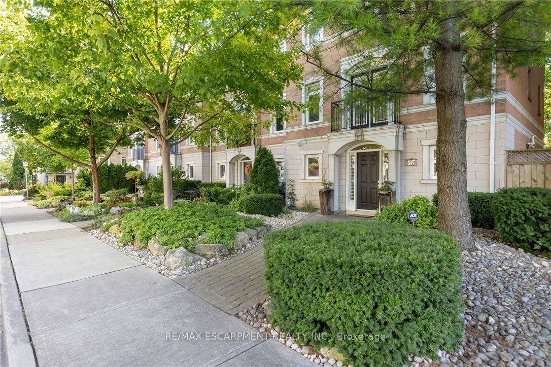 Welcome to this beautifully maintained and rarely available freehold end unit townhome, tucked away on a quiet, tree lined street in sought after South Oakville.