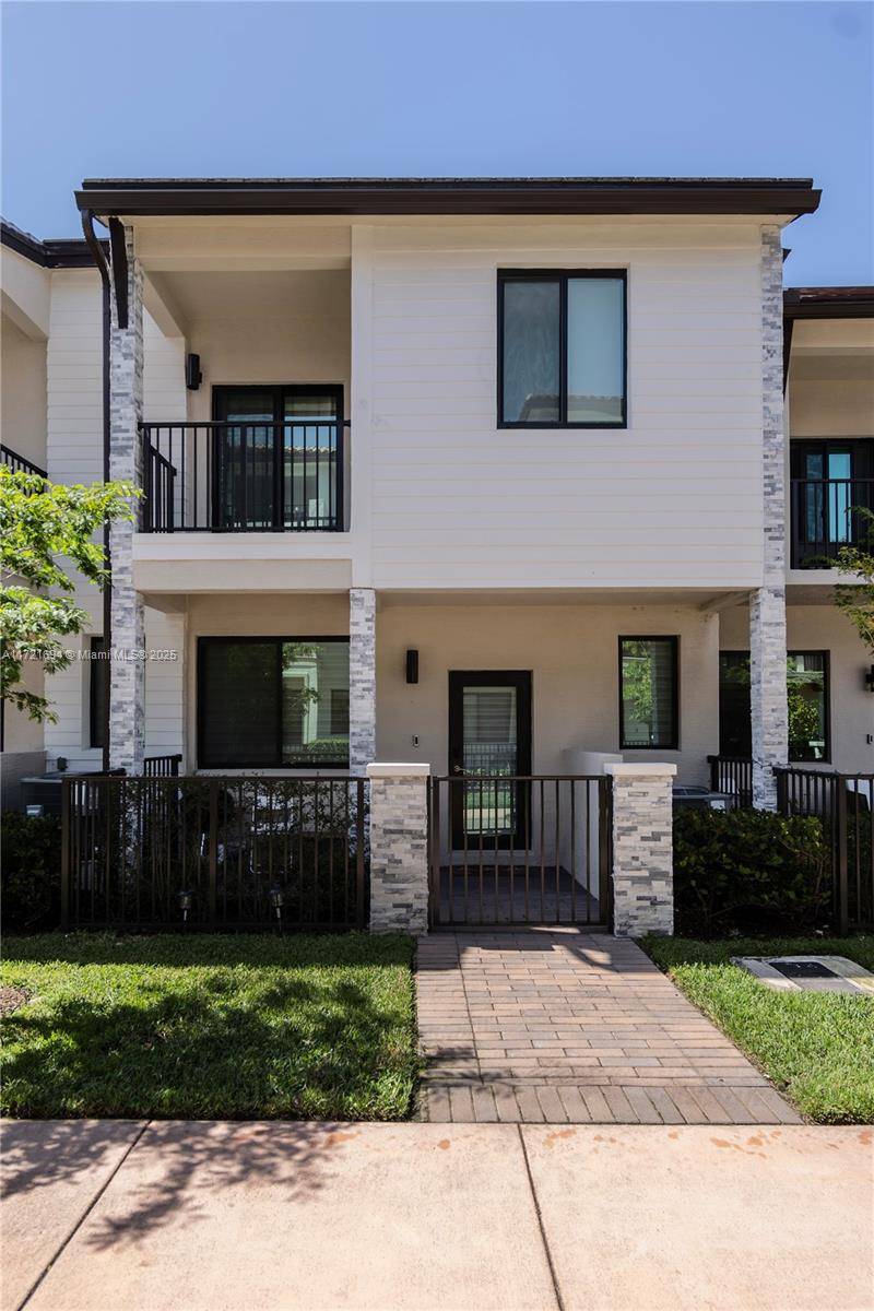 Stunning 2022 townhome in Doral !