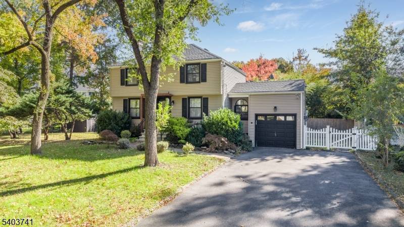 Presenting 8 Venetia Avenue, a beautiful 3 Bedroom, 1.