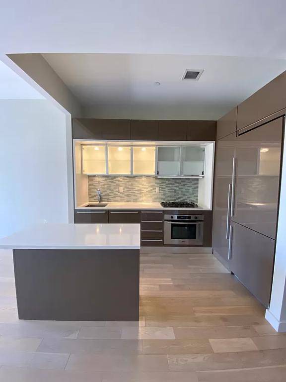 This spacious and oversized studio loft located at 75 Wall Street features a charming home office with South East exposure and a harbor view.