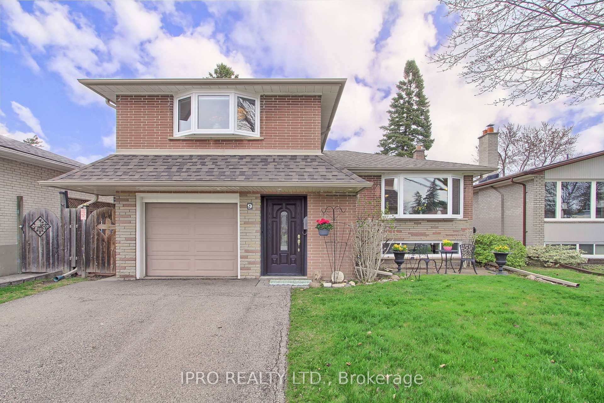 This Could Be Your Home To Make Memories To Last A Lifetime In This Family Friendly Etobicoke Neighbourhood !