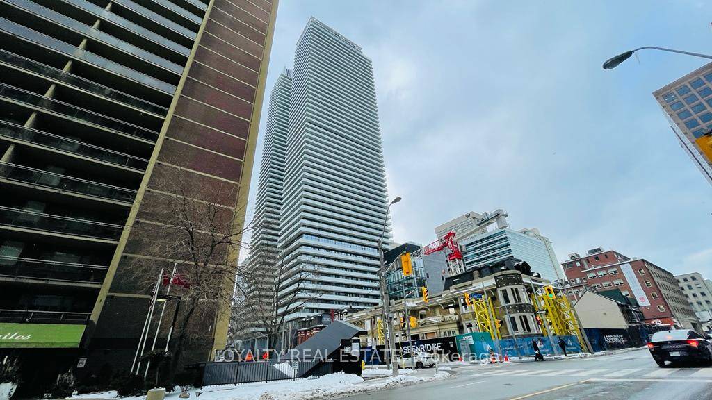 Gorgeous 2 Bedroom Unit. Within Steps To The Subway And Bloor Street Shopping !