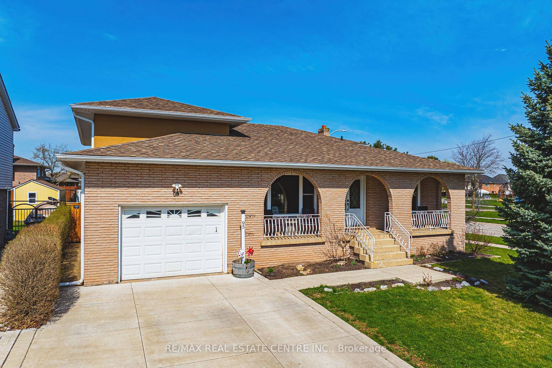 Welcome to your dream home in Stoney Creek an entertainers paradise you wont want to miss !