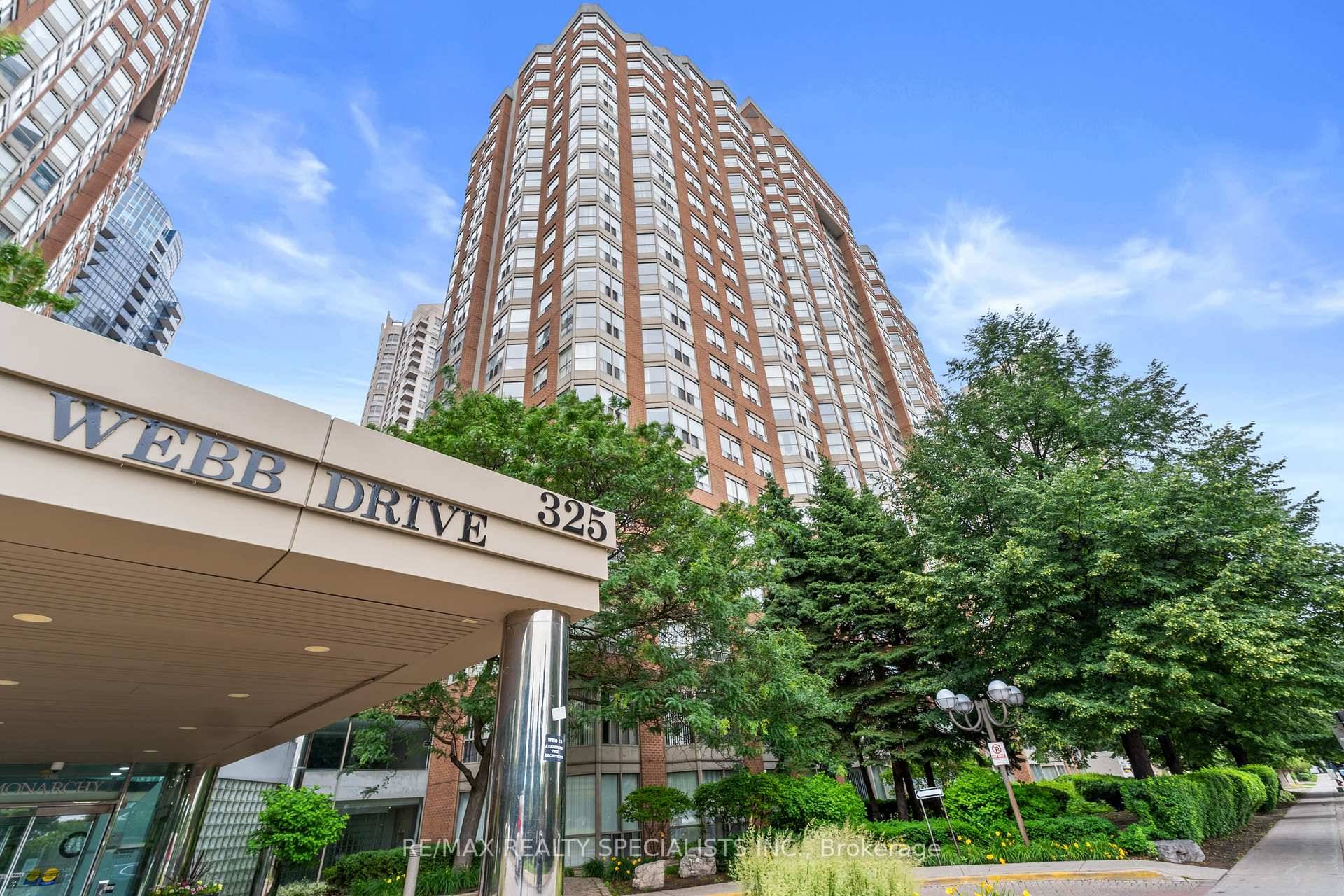 Welcome to this spacious, sun filled 2 1 bed, 2 bath condo offering stunning views of Celebration Square, Square One Mall, and the city skyline.