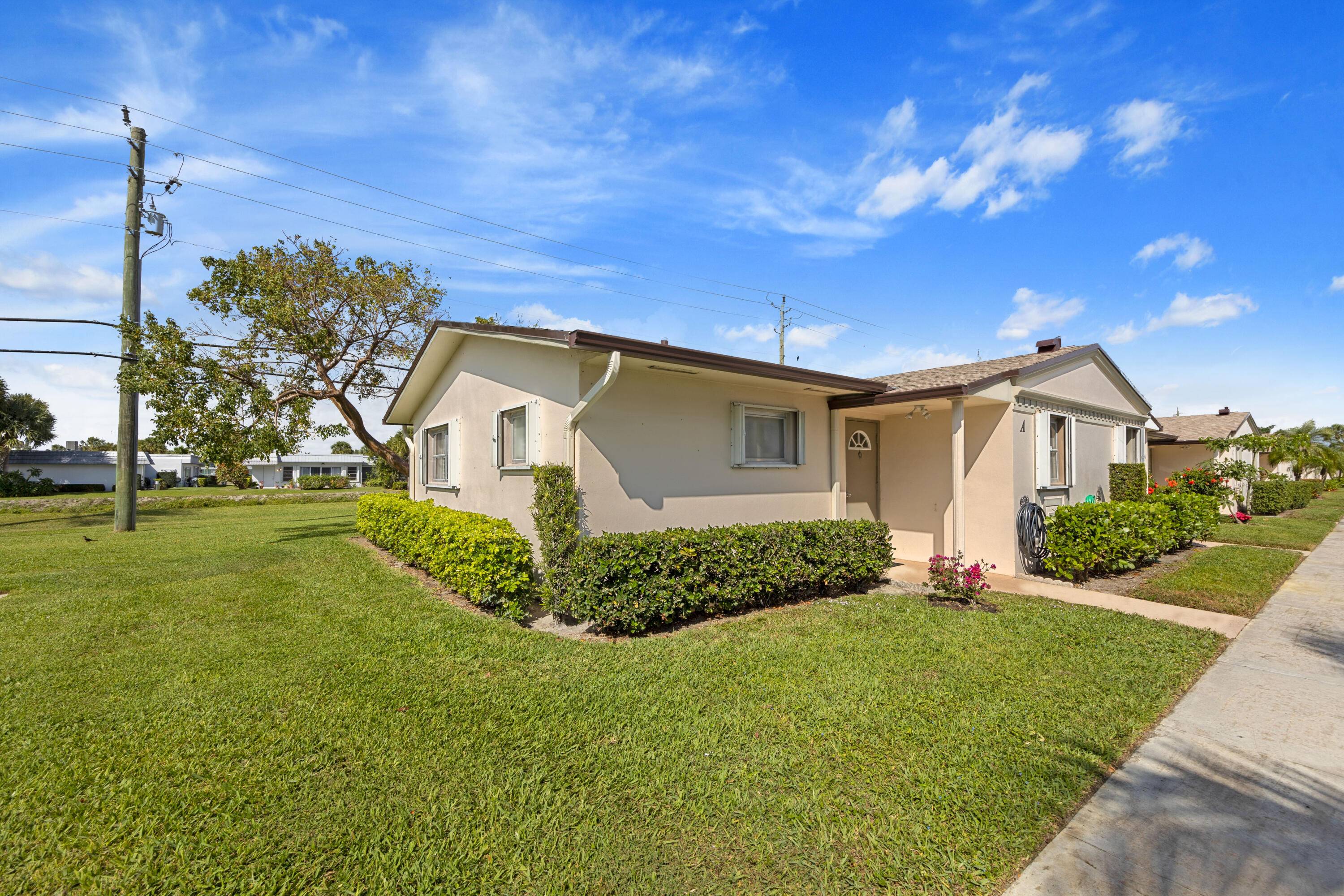 Very nice corner villa with 1 bedroom, 1 full bathroom and 1 half bath.