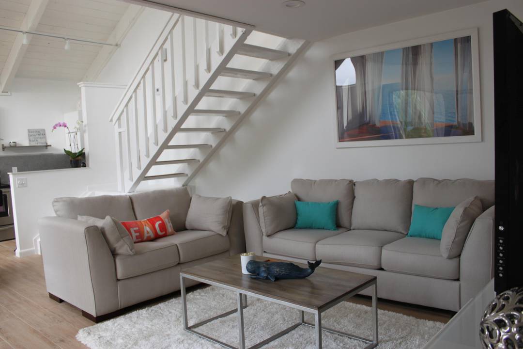 SUPER CUTE SEALOFTER READY TO BE YOUR LITTLE SLICE OF PARADISE WITHIN WALKING DISTANCE TO JUPITER BEACH, HARBOURSIDE AND THE RIVERWALK DISTRICT.