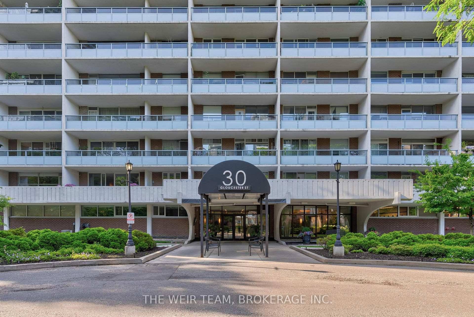 At just under 500 square feet but feeling much larger, this Amazing recently renovated one bedroom apartment with large balcony, locker and parking is ready for its next owner !