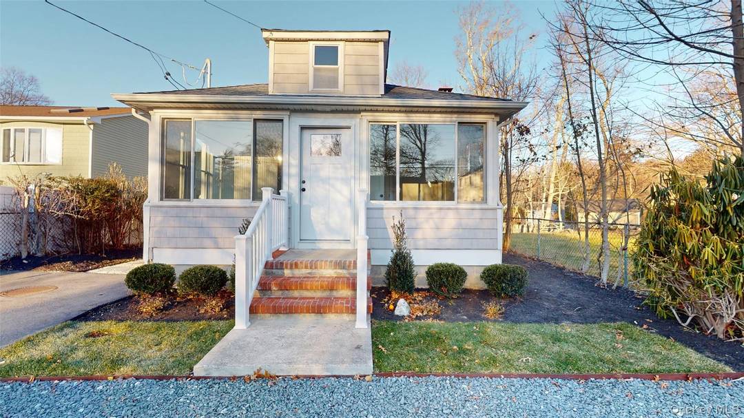TOTALLY REMODELED by a Hamptons builder amp ; ready to move right in !