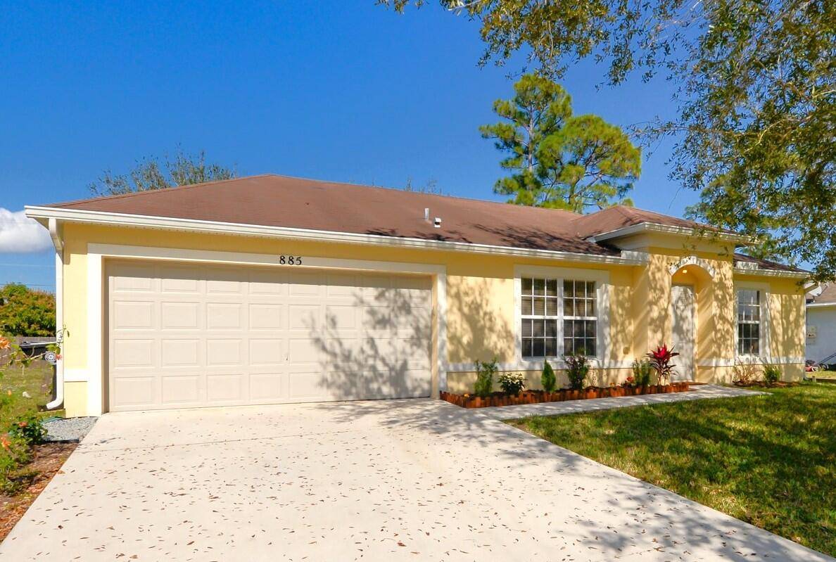 Welcome to this charming 3 bedroom, 2 bathroom CBS home with a 2 car garage and a screened in back patio.