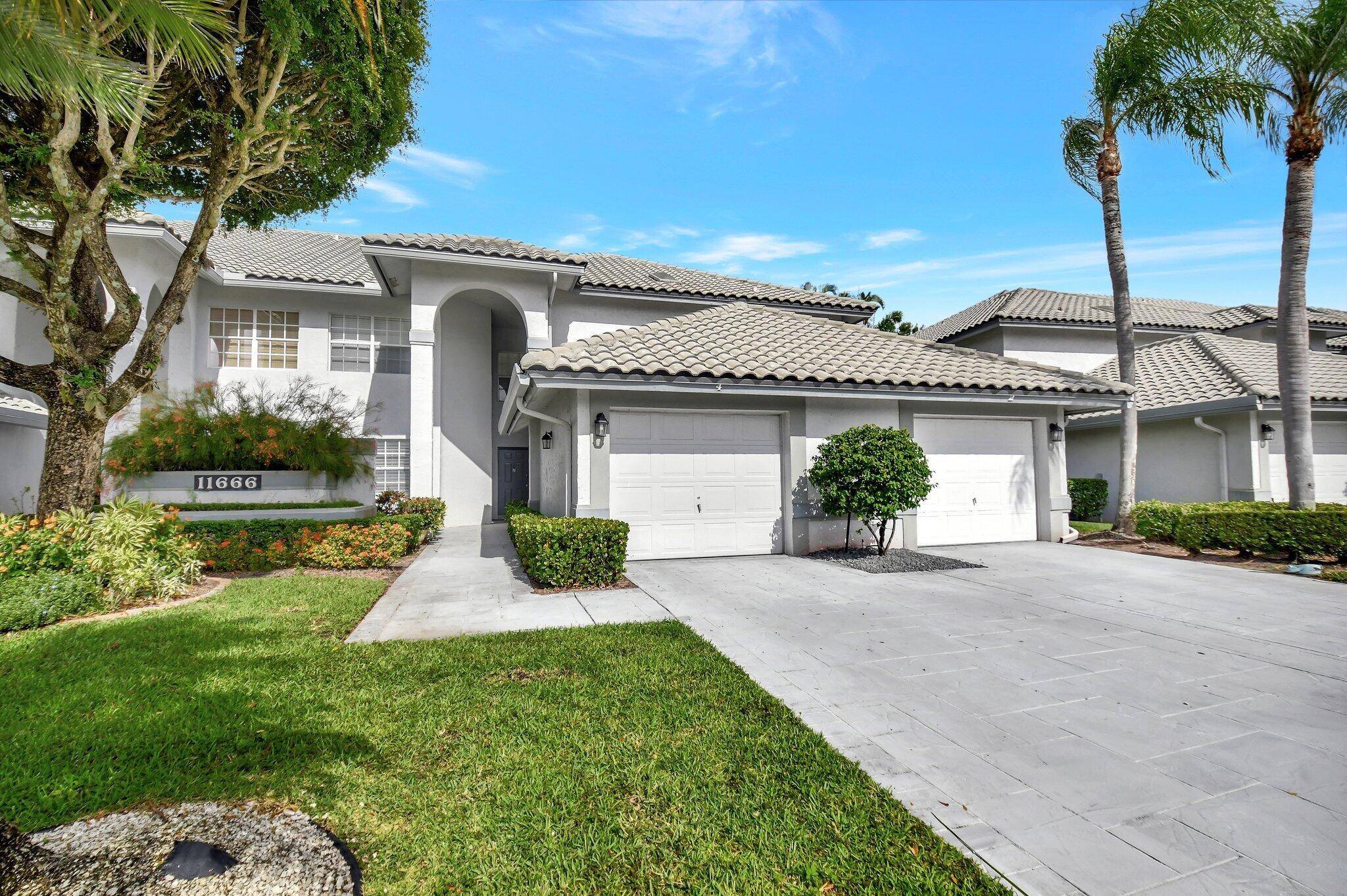 A BEAUTIFUL 2 BEDROOMS 2 BATH ON THE FIRST LEVEL FOR YOUR CONVENIENCE COMPLETELY UPDATED.