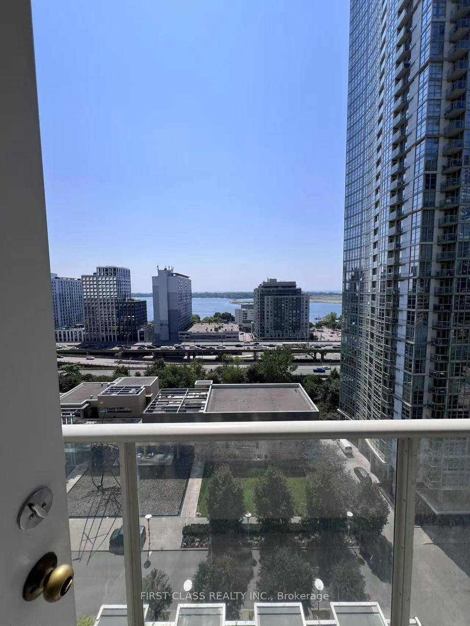 Bright, Harbor view, New renovation 1 Bdrm Den, With Balcony, Locker, Parking Spot, and All Utilities Included !