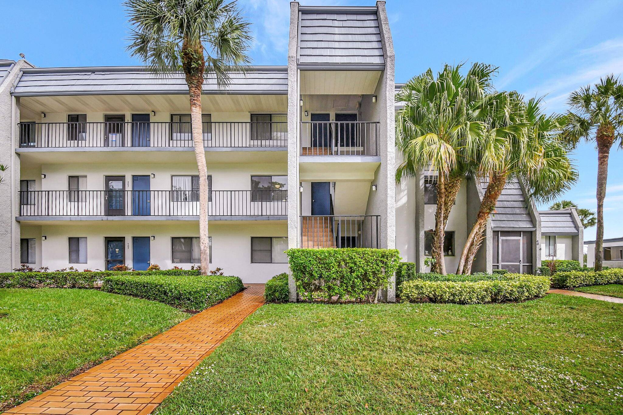 Elegant, totally remodeled 2 2 condo w.
