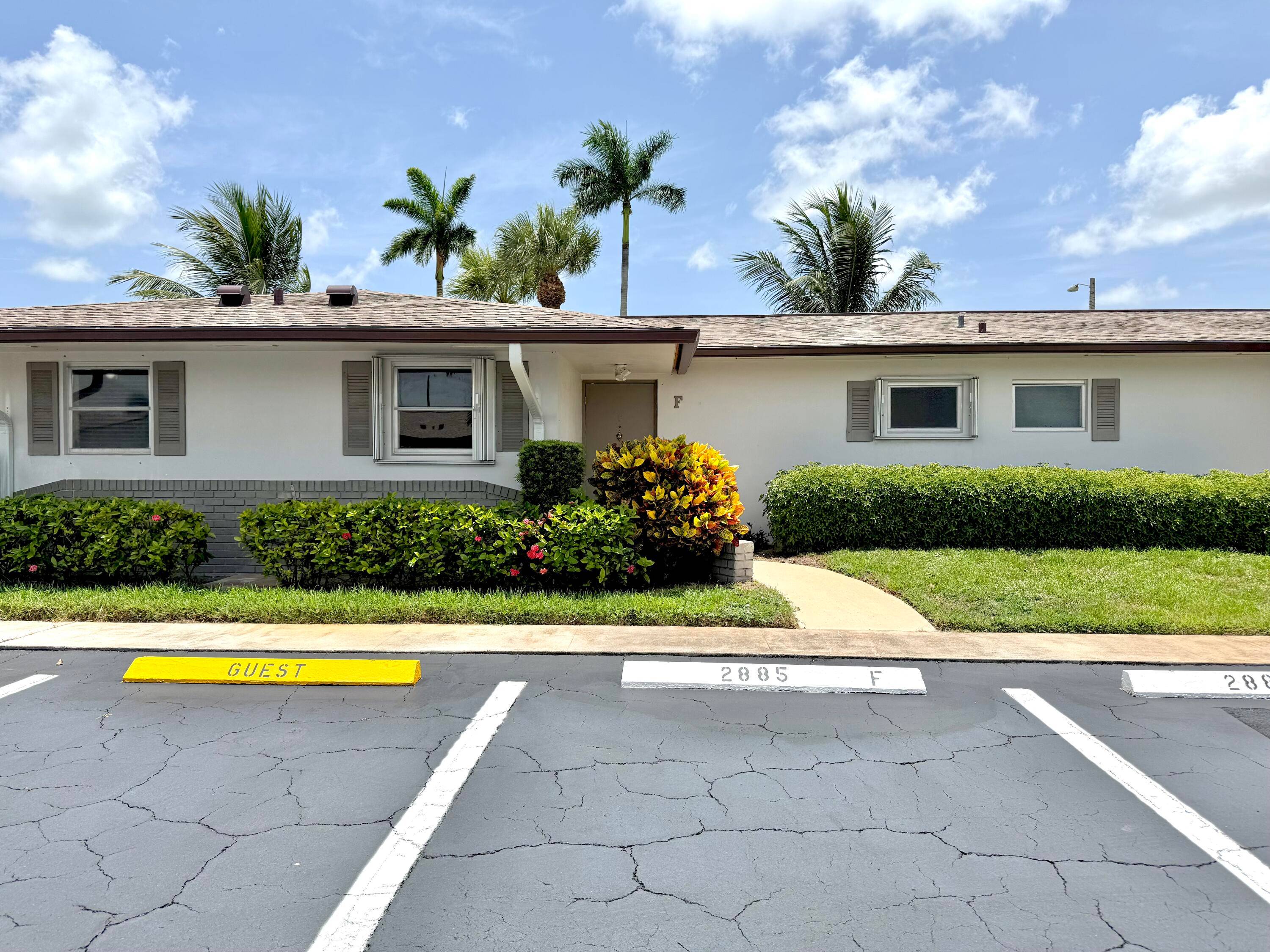 Charming 1 bedroom, 1 bath condo in Cresthaven Villas !