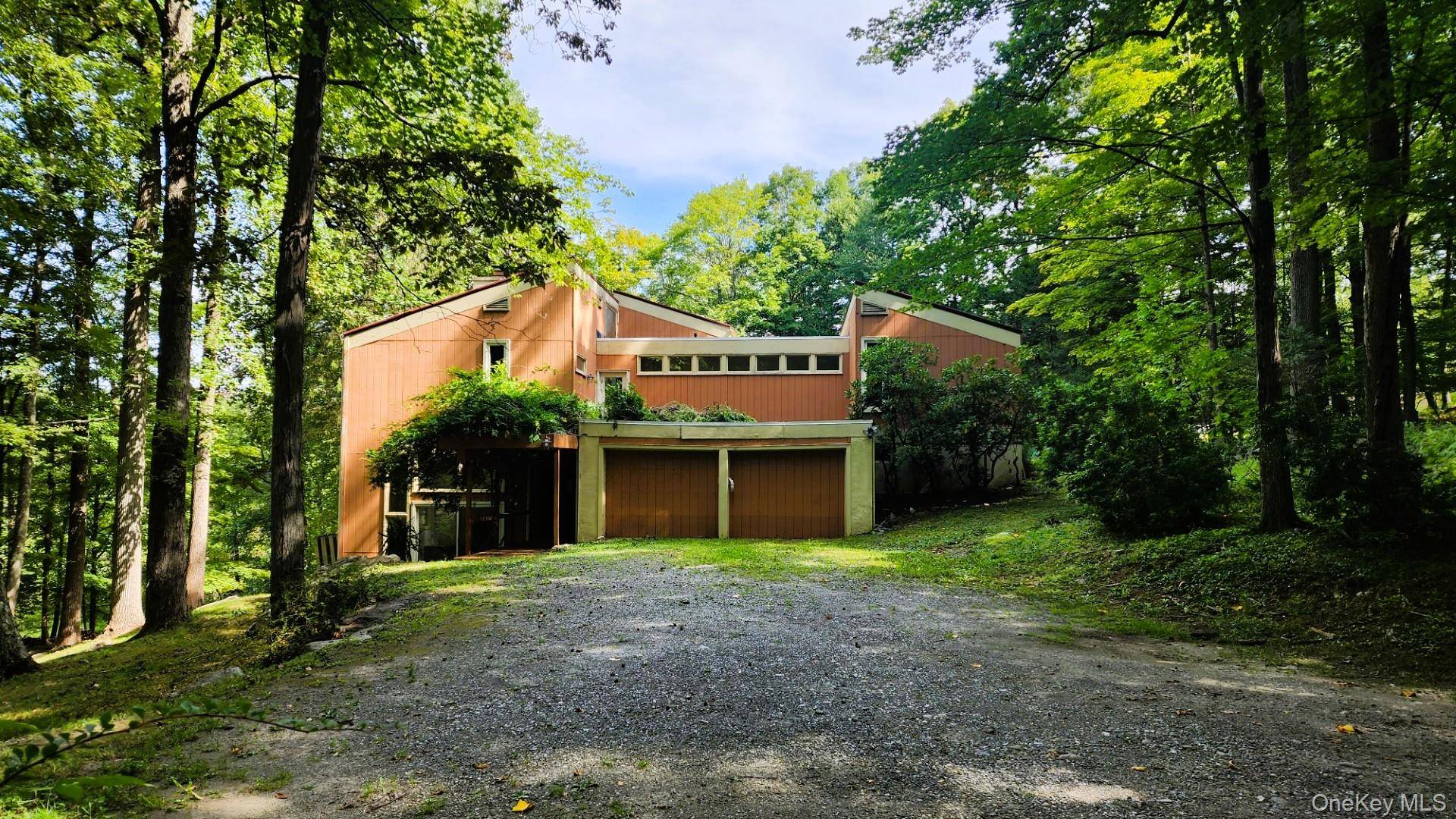 Bring your kayak ! This 4 bedroom, 3.
