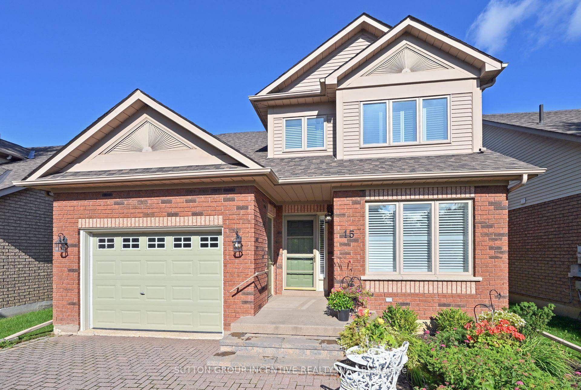 This is a beautiful Renoir with the valued loft, backing onto the golf course.