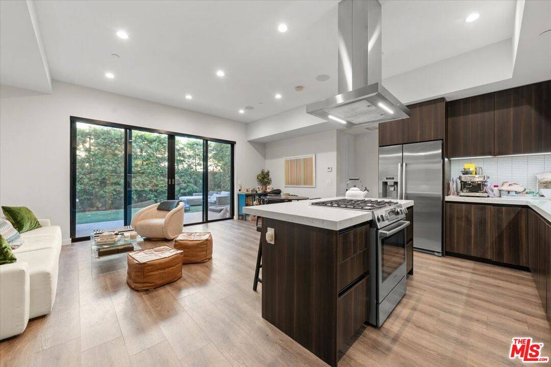 556  N Flores St 2BR Beverly Grove La