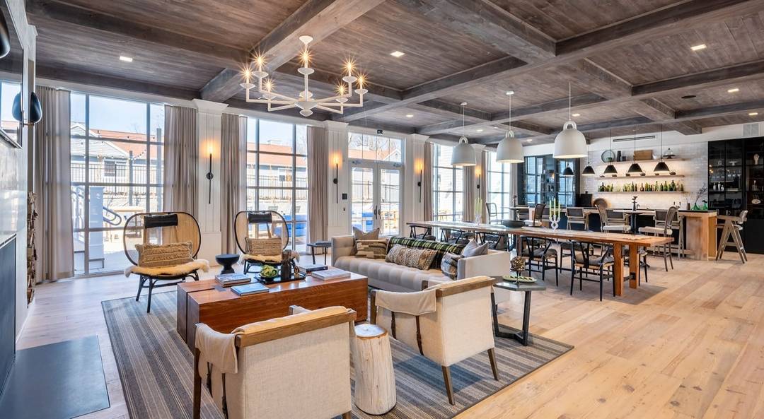 Walk to town, restaurants and train !