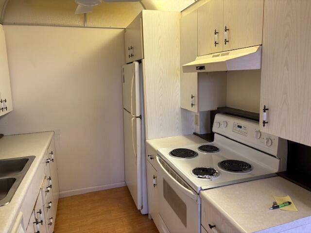 2 BEDROOM, 1 1 2 BATH UNIT IN DESIRABLE CORNWALL SECTION.