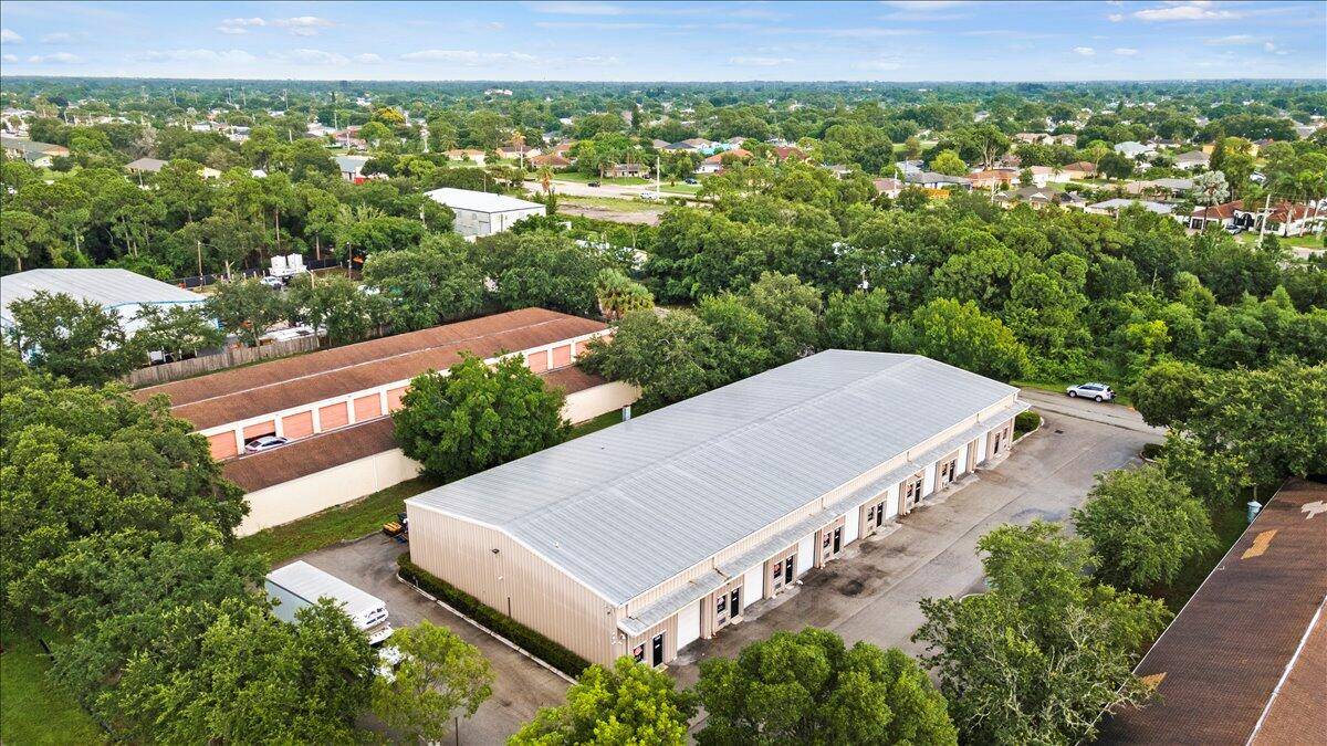 Centralized flex industrial condo unit built out as commercial kitchen facility.