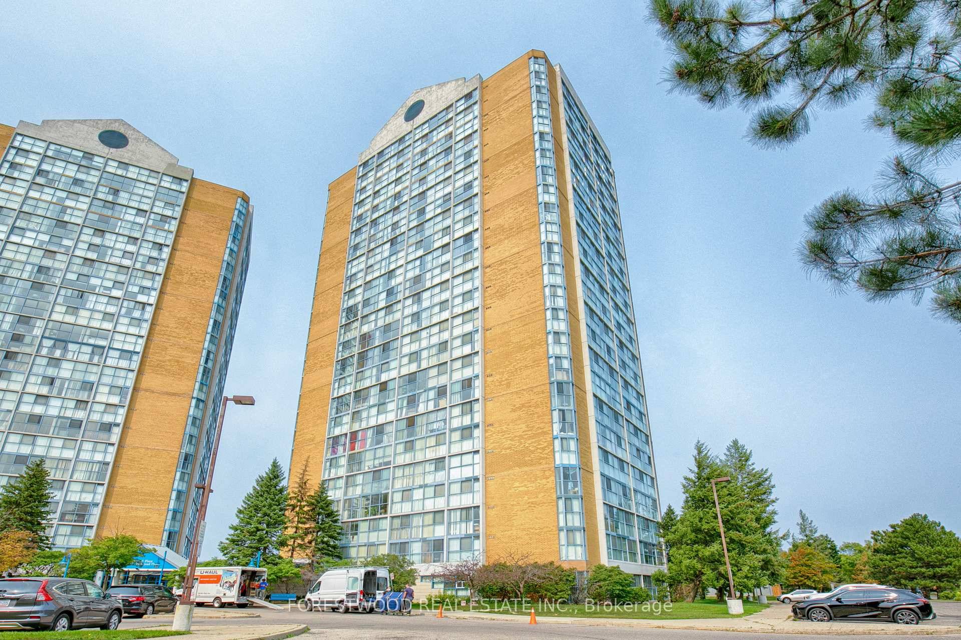 Condo Apartment In Desirable Area Of Central Mississauga, Beautiful Unobstructed South Views Over Look Cn Tower Through Floor To Ceiling Windows !